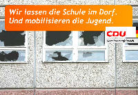 Immer mehr Schulen im Dorf verschwinden und Massen von Schülern müssen in riesige Zentralschulen fahren - jeden Tag Stunden von Kindheit verlierend. Dazu teuer für die Eltern.