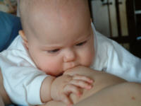 Baby saugt